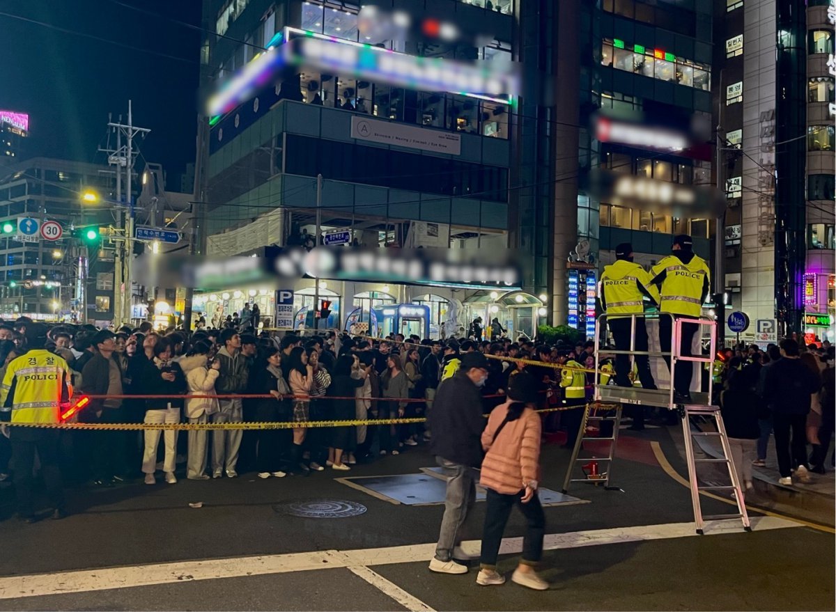 9일 오후 부산 불꽃축제에 많은 인파가 몰린 가운데 경찰이 외부 인원이 해수욕장 인근 도로에 진입하지 못하도록 통제하고 있다.2024.11.9/ⓒ News1