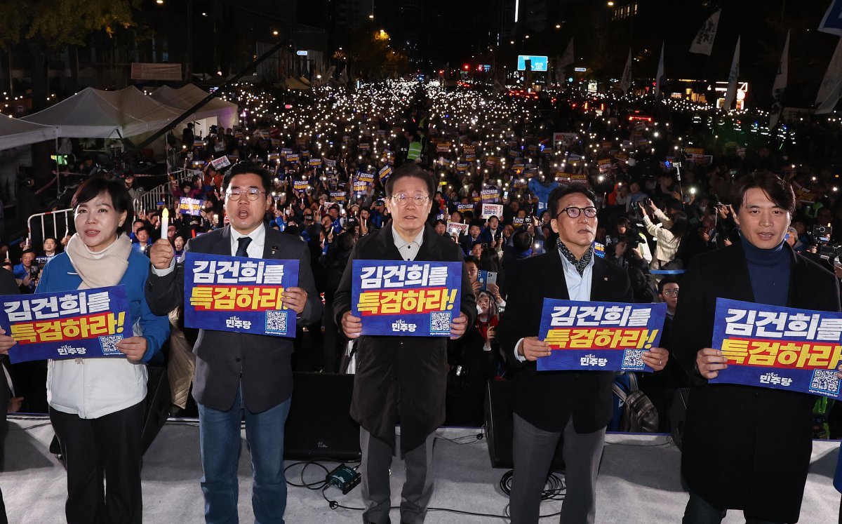 이재명 대표와 박찬대 원내대표를 비롯한 민주당 지도부가 9일 오후 서울 세종대로에서 열린 민주당 김건희‧윤석열 국정농단 규탄‧특검 촉구 제2차 국민행동의 날에서 구호를 외치고 있다. (공동취재)2024.11.9/뉴스1