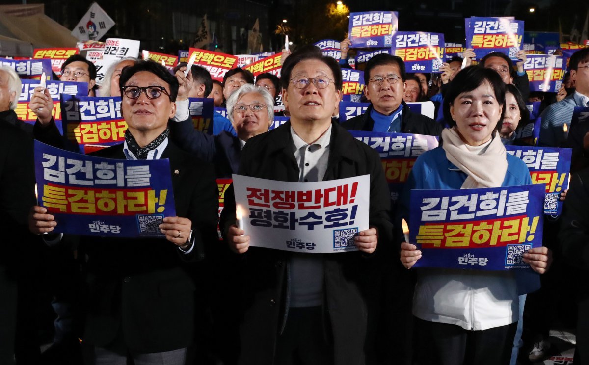 더불어민주당 이재명 대표(가운데)가 9일 오후 서울 세종대로에서 열린 ‘김건희·윤석열 국정농단 규탄-특검 촉구 제2차 국민행동의 날’에 참석해 참석자들과 구호를 외치고 있다. 뉴스1