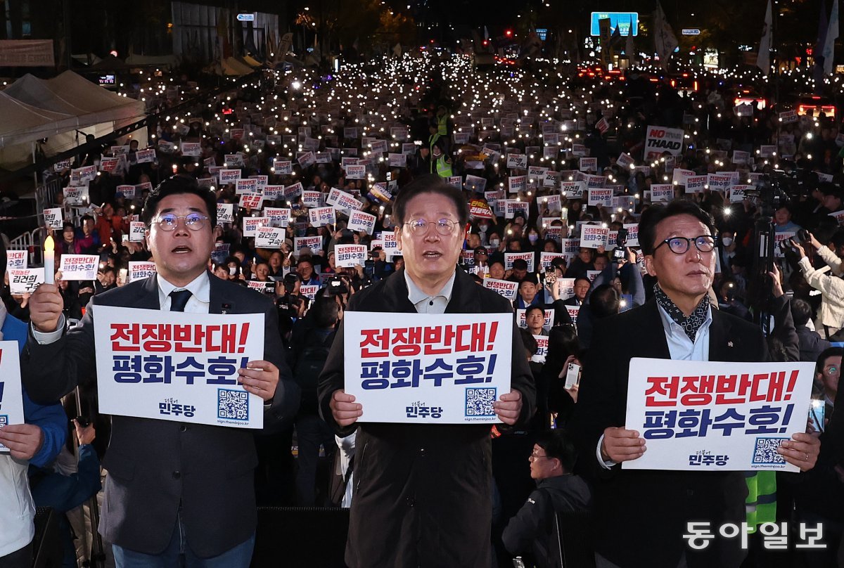 이재명 더불어민주당 대표와 박찬대 원내대표 및 지도부가 9일 서울 세종대로에서 더불어민주당이 주최한 제2차 김건희 윤석열 국정농단 규탄·특검 촉구 국민행동의 날!에서 구호를 외치고 있다. 장승윤 기자 tomato99@donga.com