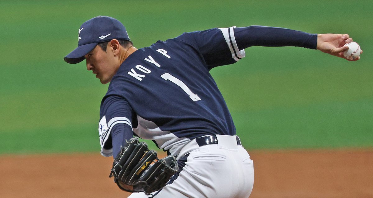 2일 오후 서울 구로구 고척스카이돔에서 열린 ‘2024 K-BASEBALL SERIES’ 대한민국 야구 대표팀과 쿠바 대표팀의 평가전 2차전, 3회말 대한민국 두번째 투수로 등판한 고영표가 역투하고 있다. 2024.11.2.뉴스1