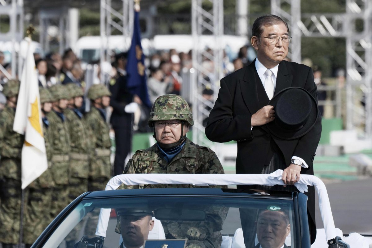 이시바 시게루 일본 총리가 9일 사이타마현 육상자위대 훈련장에서 열린 자위대 출범 70주년 기념 사열식에 참석해 자위대를 사열하고 있다.  AP 뉴시스