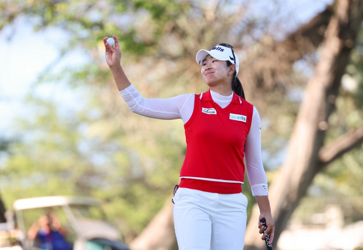 김아림이 10일 미국여자프로골프(LPGA)투어 롯데 챔피언십에서 우승을 확정한 뒤 공을 들어보이고 있다. 대홍기회 제공