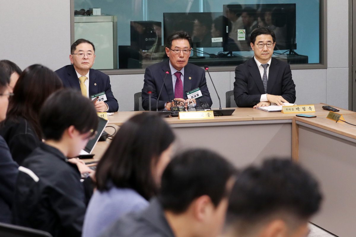 김교웅 대한의사협회 대의원회 의장이 10일 오후 서울 용산구 대한의사협회관에서 열린 임시 긴급 대의원 총회를 마치고 브리핑하고 있다. 2024.11.10/뉴스1