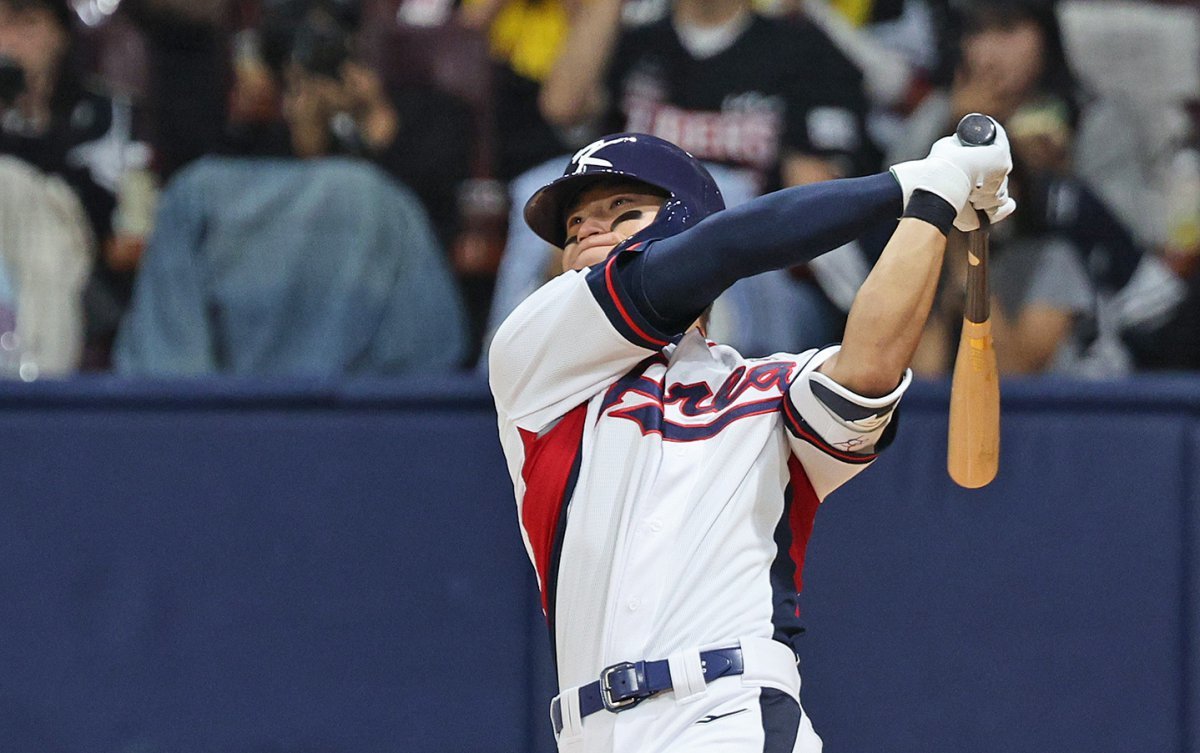 1일 오후 서울 구로구 고척스카이돔에서 열린 ‘2024 K-BASEBALL SERIES’ 대한민국 야구 대표팀과 쿠바 대표팀의 평가전, 1회말 대한민국 공격 무사 1, 3루 상황에서 김도영이 1타점 안타를 치고있다. 2024.11.1/뉴스1