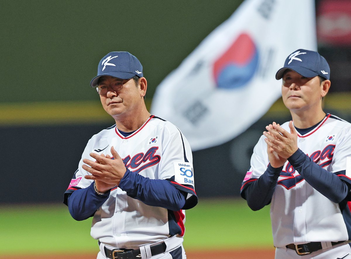 10일(현지시간) 오후 대만 타이베이시 톈무 야구장에서 열린 대한민국 야구 국가대표팀과 대만프로야구리그 웨이치안 드래곤스의 연습경기에 앞서 대표팀 류중일 감독이 박수를 치고 있다. 2024.11.10 뉴스1