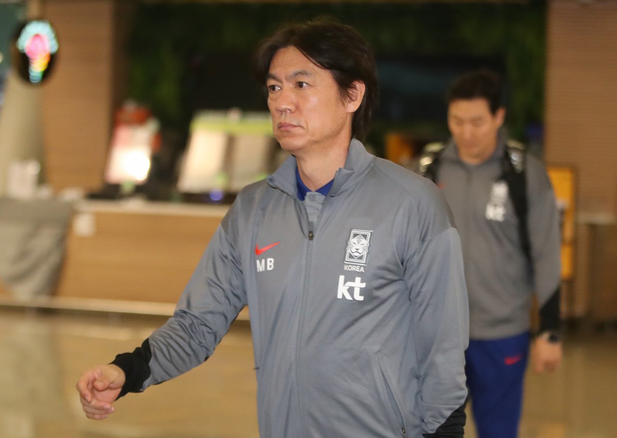 홍명보 대한민국 축구대표팀 감독이10일 인천국제공항 제1터미널을 통해 쿠웨이트로 출국하고 있다. 2024.11.10 뉴스1