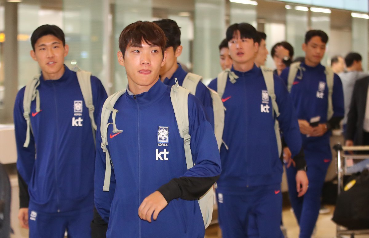 대한민국 축구대표팀 이태석이 10일 인천국제공항 제1터미널을 통해 쿠웨이트로 출국하고 있다. . 2024.11.10 뉴스1