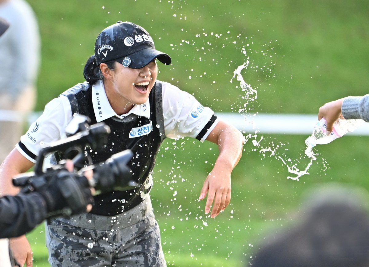 마다솜이 10일 한국여자프로골프(KLPGA)투어 시즌 최종전인 SK텔레콤·SK쉴더스 챔피언십에서 우승한 뒤 대회에 함께 출전했던 동료 선수들의 축하 물세례를 받고 있다. KLPGA투어 제공