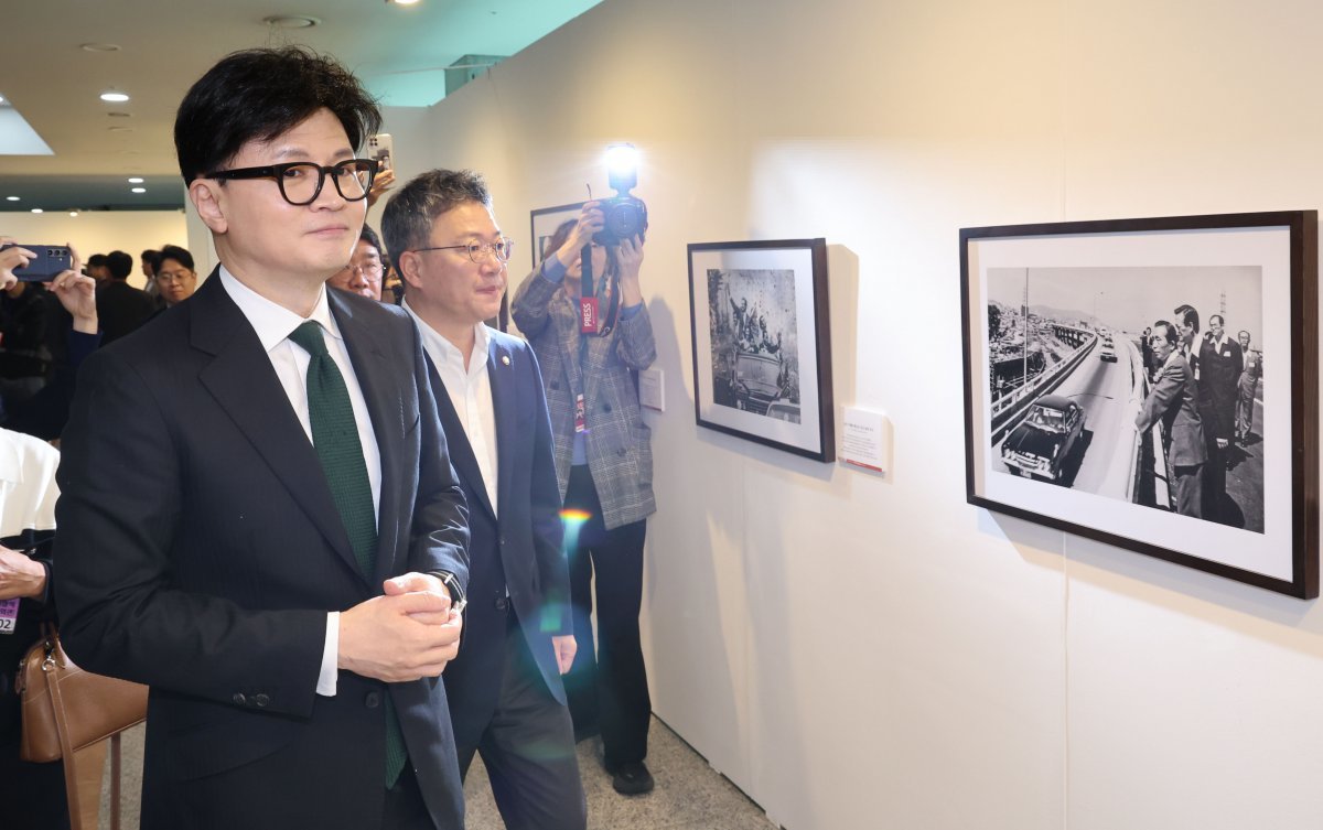 한동훈 국민의힘 대표가 11일 오전 서울 여의도 국회 의원회관에서 열린 박정희 대통령 사진전에서 사진을 관람하고 있다. 2024.11.11. [서울=뉴시스]