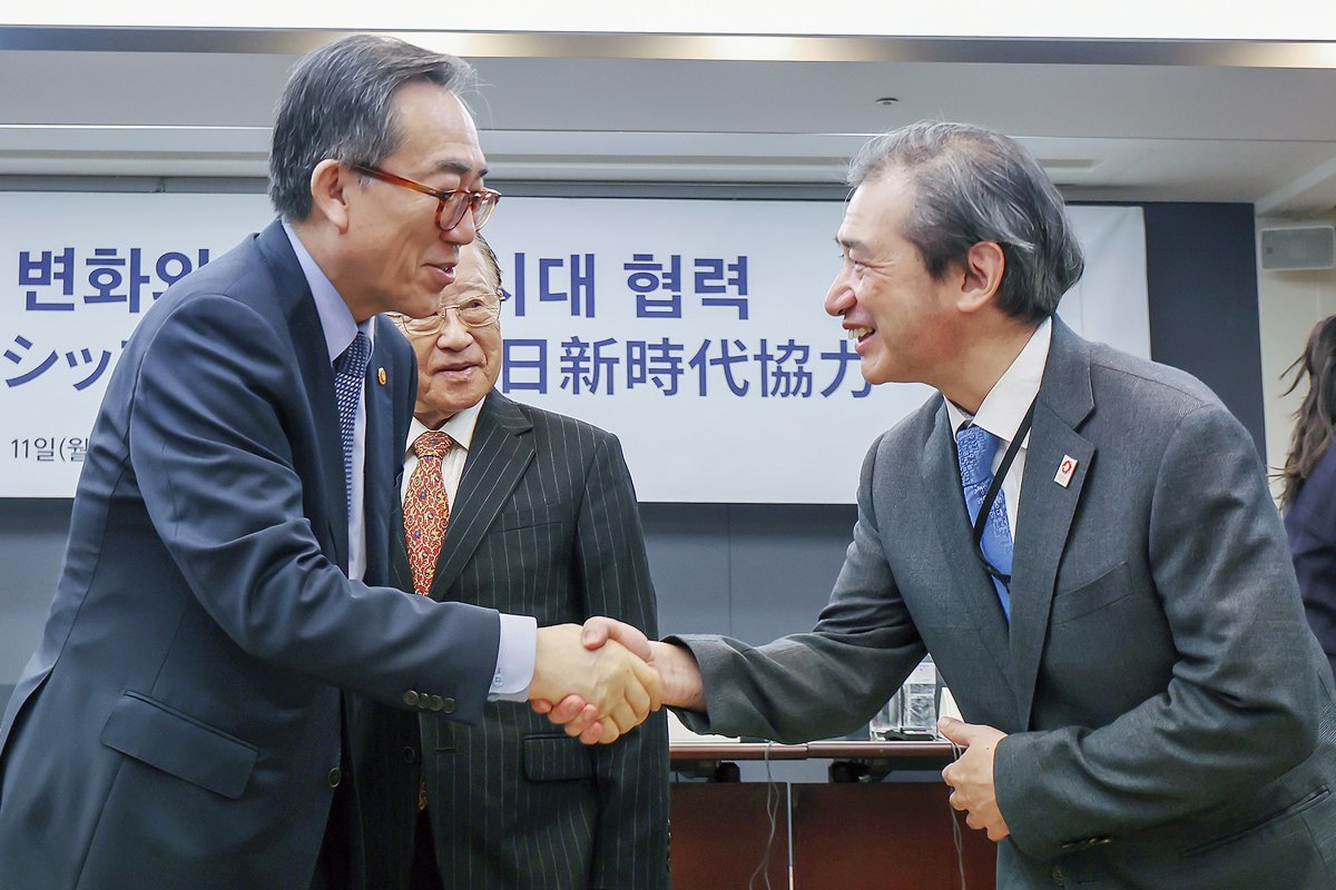 조태열 외교부 장관(왼쪽)과 미바에 타이스케 주한일본대사관 총괄공사가 11일 오후 서울 중구 프레스센터에서 열린 ‘글로벌 리더십 변화와 한일 신시대 협력’ 세미나에서 악수를 나누고 있다. 2024.11.11/뉴스1