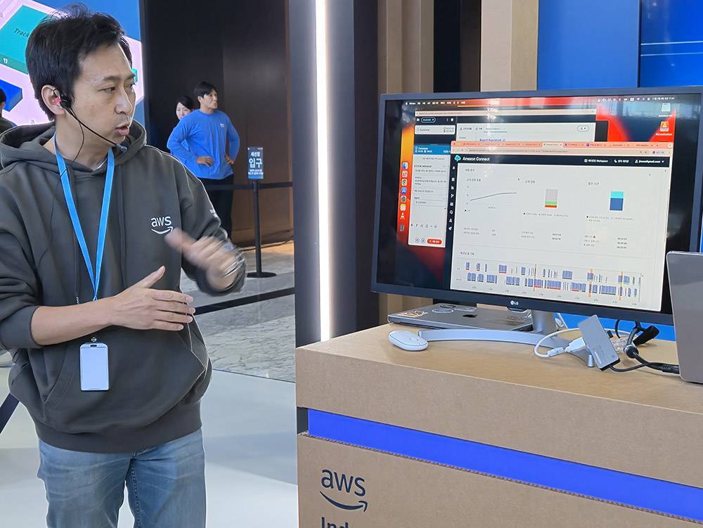 AWS 관계자가 AWS의 컨택센터용 업무 지원 솔루션을 시연하고 있다 / 출처=IT동아