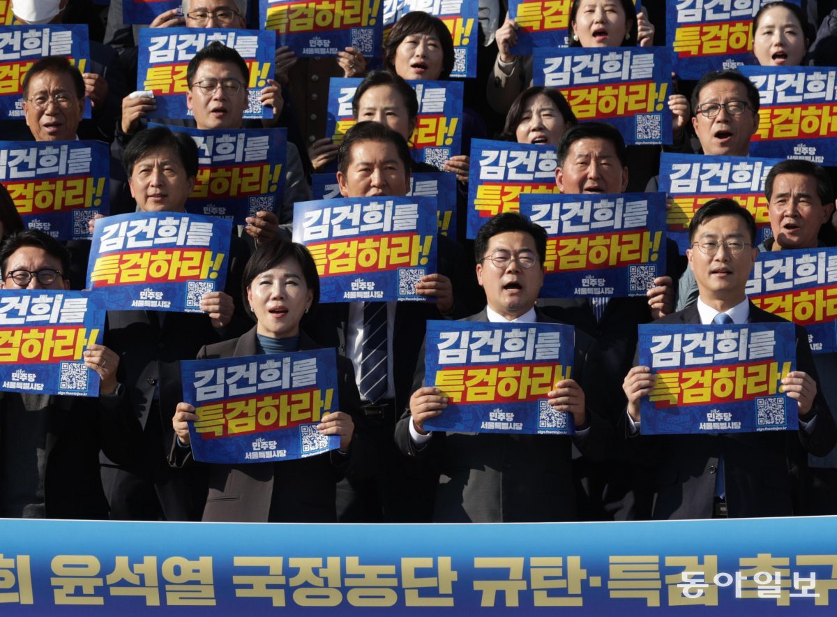 野, 특검 촉구 서명운동
더불어민주당 의원들이 11일 국회에서 열린 김건희 윤석열 국정농단 규탄·특검 촉구 천만인서명운동본부 발대식에 참석해 구호를 외치고 있다. 앞줄 왼쪽부터 김민석 전현희 최고위원, 박찬대 원내대표, 장경태 의원. 박형기 기자 oneshot@donga.com