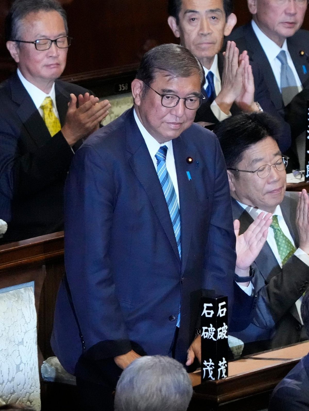 11일 일본 국회에서 총리로 재선출된 이시바 시게루 총리(가운데)에게 의원들이 박수를 보내고 있다. 지난달 총선에서 합계 과반 의석 획득에 실패한 집권 자민당과 연립여당 공명당은 이날 30년 만의 결선 투표 끝에 총리를 선출했다. 도쿄=AP 뉴시스