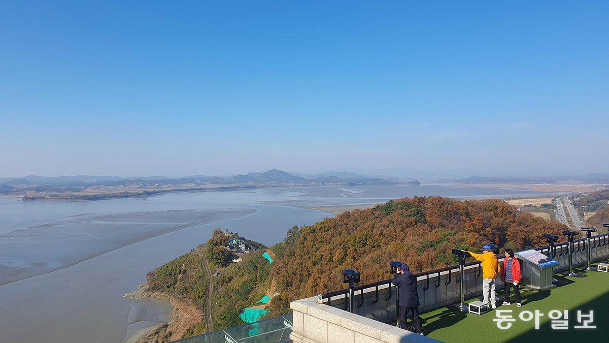 8일 오후 1시경 경기 파주시 오두산 통일전망대에서 관광객들이 비무장지대(DMZ) 너머 북한 지역의 경관을 감상하고 있다. 천종현 인턴기자 한국외대 영미문학번역학과 졸업