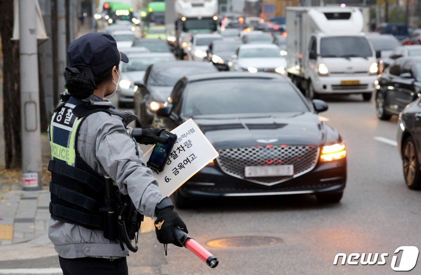 2024학년도 대학수학능력시험일인 16일 오전 서울 양천구 금옥여자고등학교 앞에서 경찰관이 교통 정리를 하고 있다. 2023.11.16/뉴스1