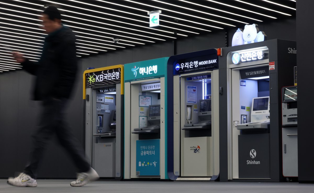 현금자동입출금기(ATM)와 현금자동인출기(CD) 이용액이 19년 만에 최저 수준으로 감소했다. 13일 한국은행 경제통계시스템에 따르면 ‘CD 공동망’을 통한 계좌이체와 현금인출 등의 금액은 지난 1월 14조8485억 원을 기록했다. 사진은 13일 서울 시내 한 건물에 설치된 현금자동입출금기. 뉴시스