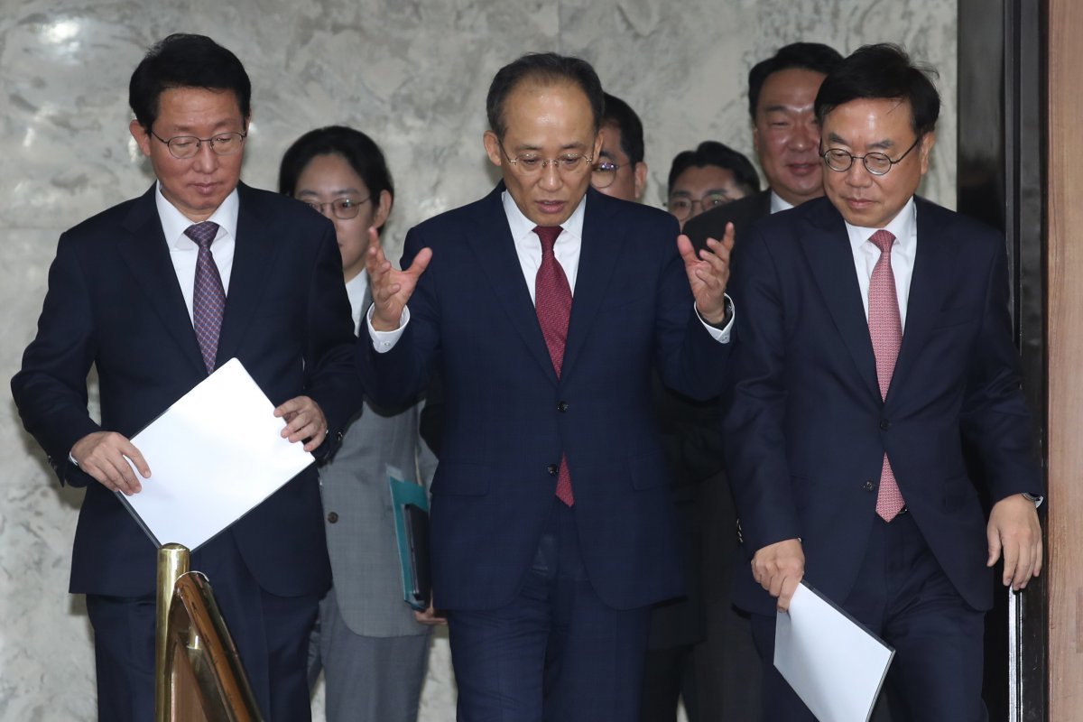 추경호 국민의힘 원내대표와 서범수 사무총장, 김상훈 정책위의장이 12일 오전 서울 여의도 국회에서 열린 원내대책회의에 참석하고 있다. 2024.11.12/뉴스1