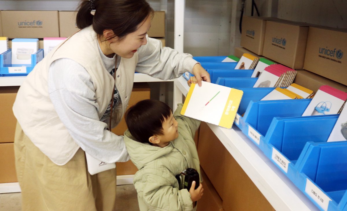 서울 성수동에 열린 ‘제4회 유니세프 후원자 페스티벌’에서 한 후원자가 구호 물품 분류 체험을 하고 있다. 유니세프 한국위원회 제공