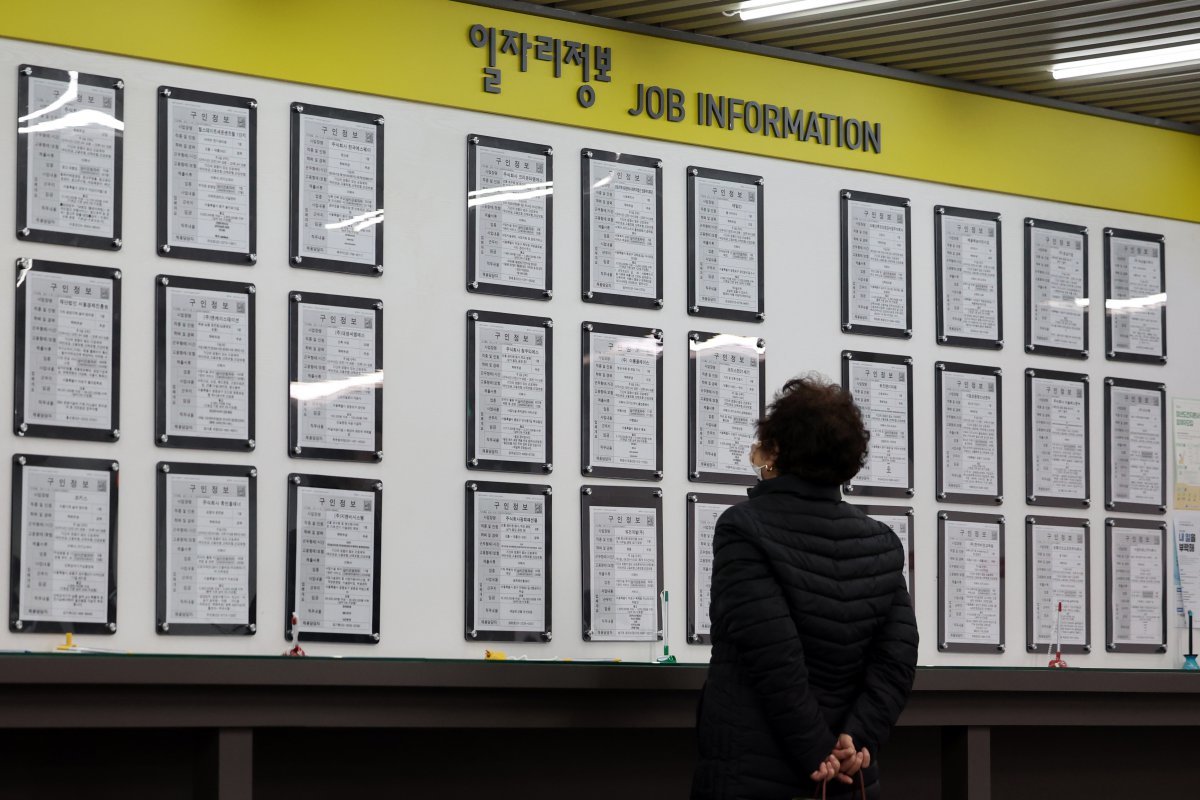 6일 서울 마포구 서울서부고용복지플러스센터를 구직자들이 일자리정보를 살펴보고 있다. 2024.11.6 뉴스1