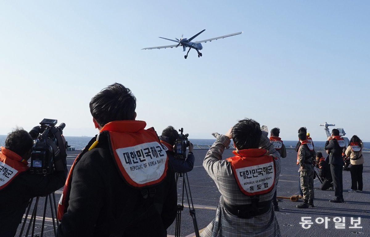 12일 포항 해상에 위치한 해군 독도함에서 실시된 ’대형플랫폼 함정 무인기 운용 전투 실험‘ 에서 미국 제너럴 아토믹스(General Atomics)에서 개발 중인 고정익 무인기 모하비(Mojave)가 이륙해 동해 상공을 비행하고 있다. 2024. 11.12 사진공동취재단