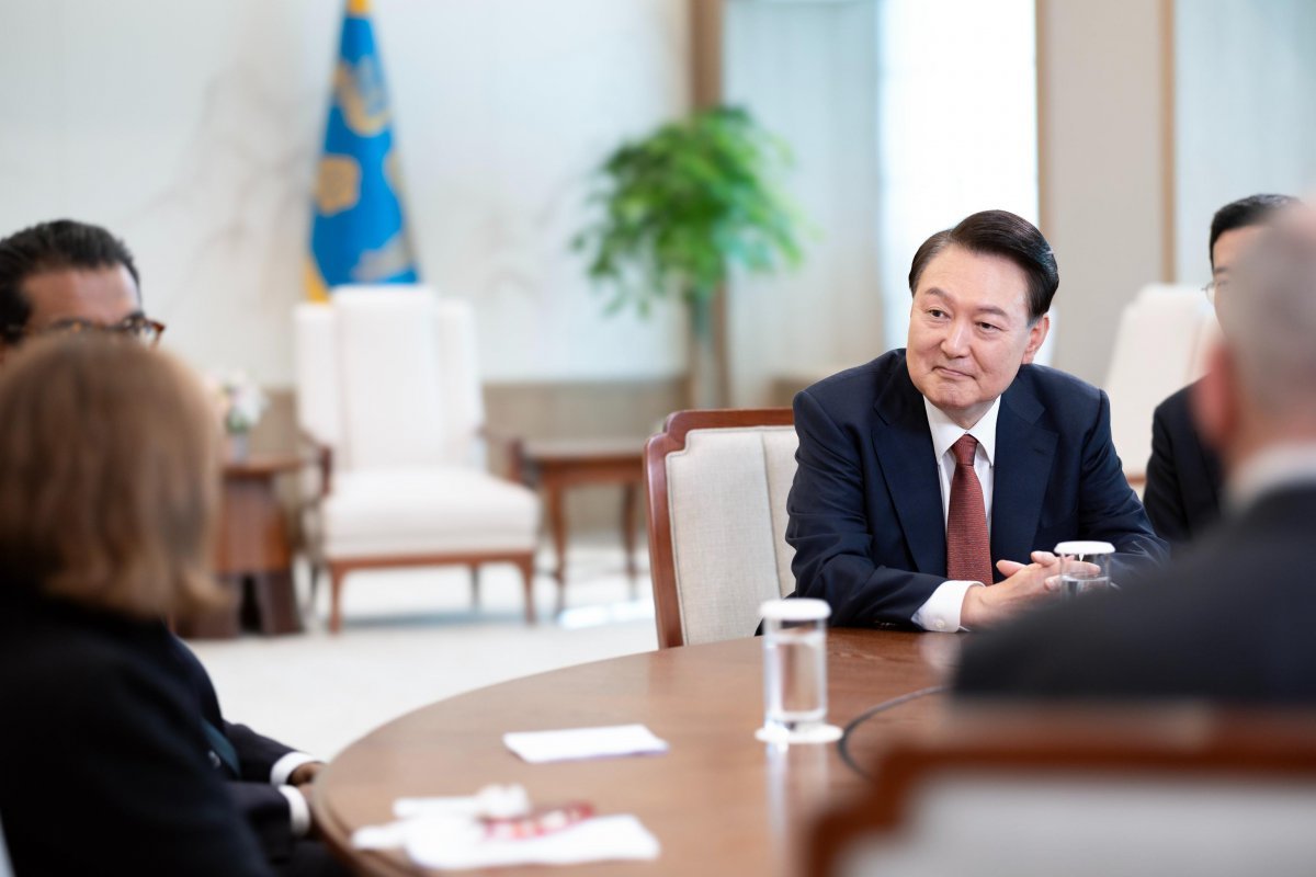 용산 대통령 집무실에서 70여 분간 진행된 인터뷰에는 뉴스위크의 데브 프라가드 CEO, 낸시 쿠퍼 글로벌 편집장(Global Editor in Chief), 매튜 토스테빈 선임 에디터(Senior Editor) 등 3명이 인터뷰에 나섰다.   사진은 지난달 16일 서울 용산 대통령 집무실에서 진행된 윤 대통령의 뉴스위크와의 인터뷰 모습. 사진=대통령실 제공