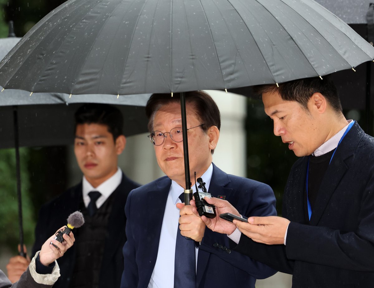 대장동 배임 및 성남FC 뇌물 의혹으로 재판을 받고 있는 이재명 더불어민주당 대표가 22일 오전 서울 서초구 서울중앙지방법원에서 열린 51차 공판에 출석하고 있다. 2024.10.22. 뉴시스