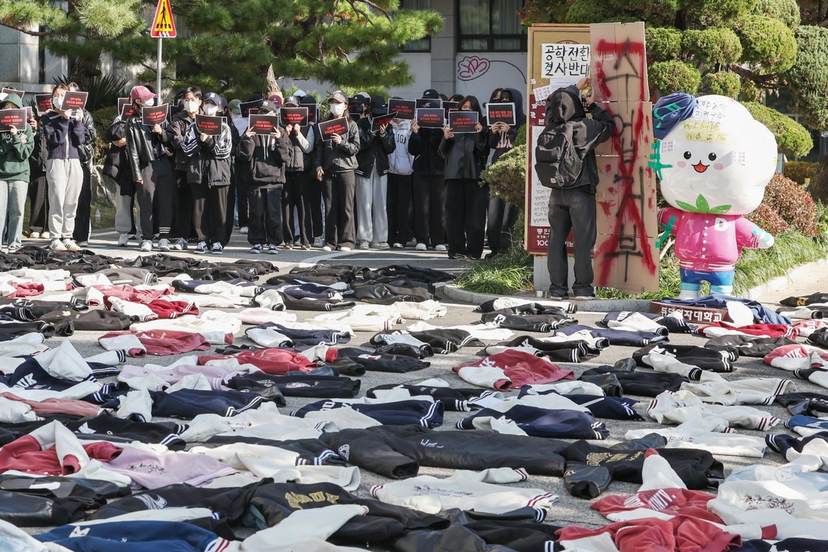 12일 서울 성북구 동덕여자대학교에서 총학생회를 비롯한 학생들이 학교 측의 남녀공학 전환 논의를 규탄하며 벗어놓은 학교 점퍼를 앞에 두고 기자회견을 하고 있다. 이날 학생들은 학교 측에 공학 전환 완전 철회를 비롯해, 총장직선제 등을 촉구하며 수업 거부 및 시위 등을 이어갈 것이라 밝혔다. 2024.11.12/뉴스1