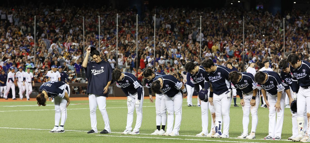 한국 야구 대표팀이 13일 세계야구소프트볼연맹(WBSC) 프리미어12 대만과의 조별 예선 1차전에서 3-6으로 패한 뒤 팬들에게 인사하고 있다. 타이베이=뉴스1