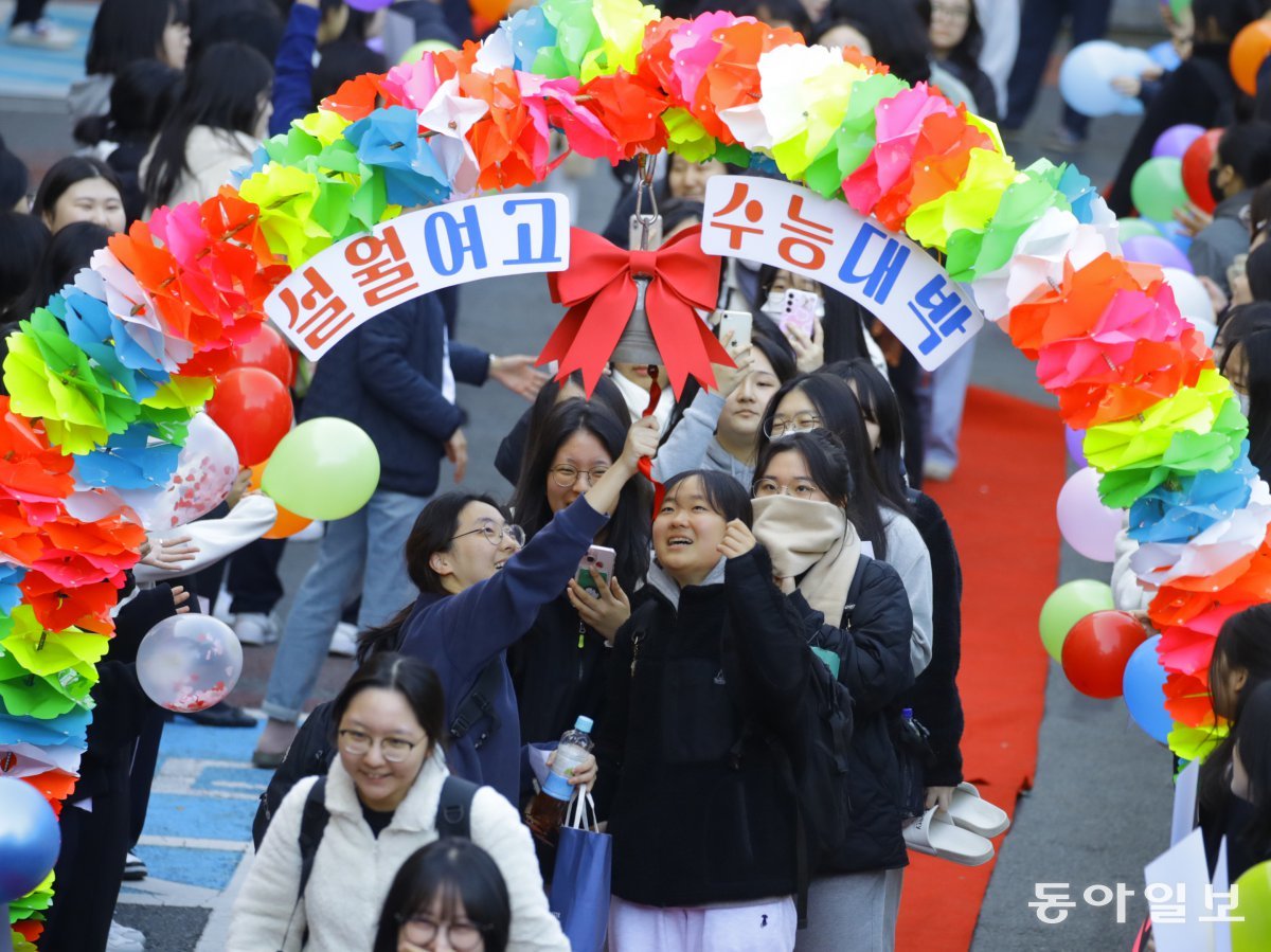 ‘수능 대박’을 기원하며…
13일 광주 남구 설월여고 앞에서 고3 수험생들이 ‘수능 대박’ 종을 치며 활짝 웃고 있다. 2025학년도 대학수학능력시험일을 하루 앞둔 이날 수험생들은 후배들과 선생님의 응원을 받으며 교정을 나섰다. 광주=박영철 기자 skyblue@donga.com