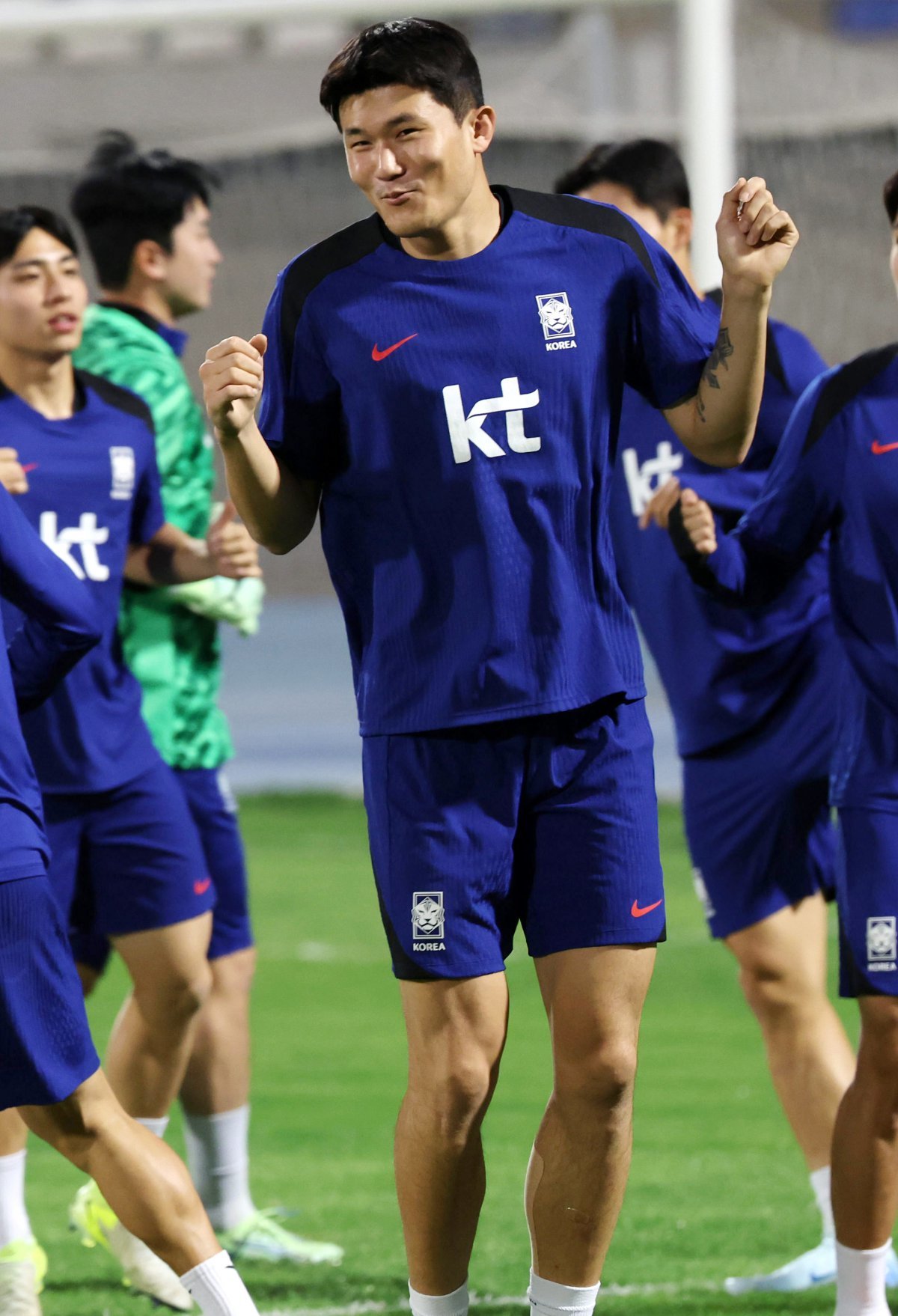 한국 축구대표팀 주장 손흥민(위쪽 사진)과 김민재가 12일(현지 시간) 쿠웨이트 현지에서 훈련을 하고 있다. 손흥민, 이강인 등이 소속팀 일정으로 뒤늦게 합류하면서 한국은 이날 26명 완전체로 첫 훈련을 했다. 한국은 14일 쿠웨이트와 2026년 북중미 월드컵 아시아 3차 예선 방문경기를 치른다. 쿠웨이트시티=뉴시스