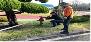 제주 소방이 14일 오전 제주중앙여자고등학교에서 급수 지원을 하고 있다.(제주소방안전본부 제공)