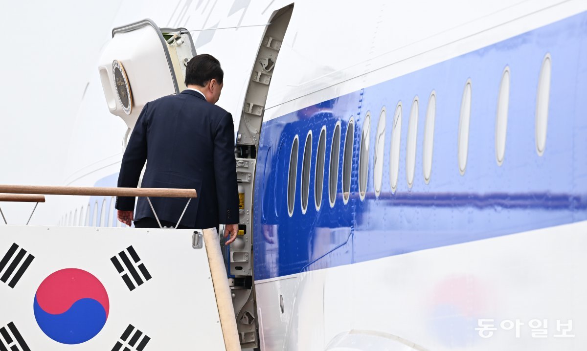 아시아태평양경제협력체(APEC)와 주요 20개국(G20) 정상회의 참석을 위해 순방에 나서는 윤석열 대통령이 14일 경기 성남시 서울공항에서 공군 1호기에 탑승하고 있다. 성남=송은석 기자 silverstone@donga.com