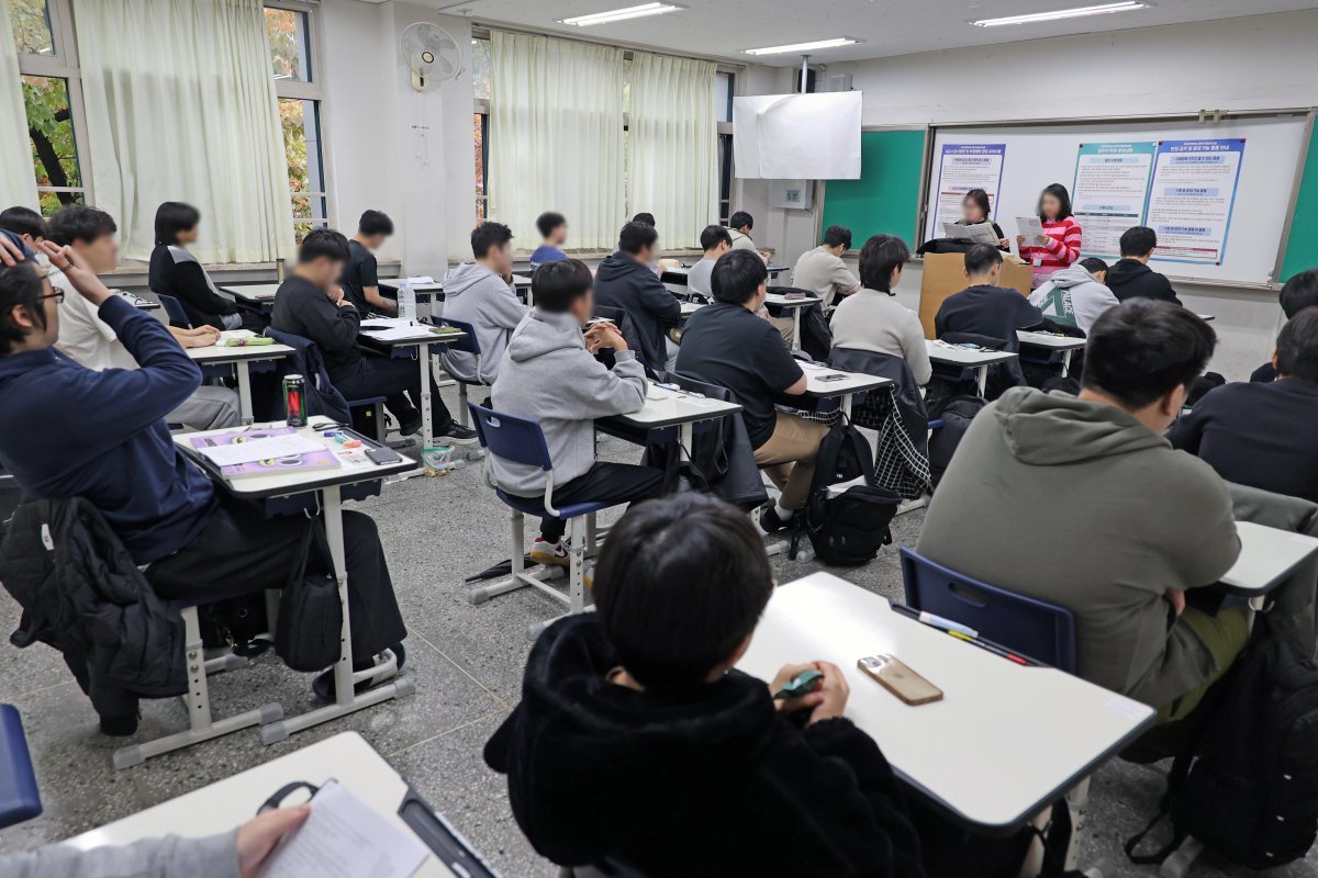 2025학년도 대학수학능력시험(수능)이 치러진 14일 오전 서울 서초구 반포고등학교에 마련된 고사장에서 수험생들이 시험을 준비하고 있다. 2024.11.14 뉴스1