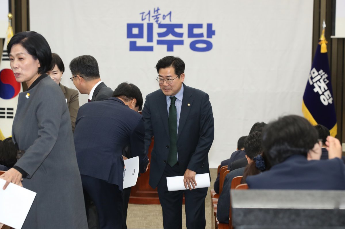 박찬대 더불어민주당 원내대표가 14일 오전 서울 여의도 국회에서 열린 비공개 의원총회에 참석해 인사나누고 있다. 2024.11.14. 뉴스1