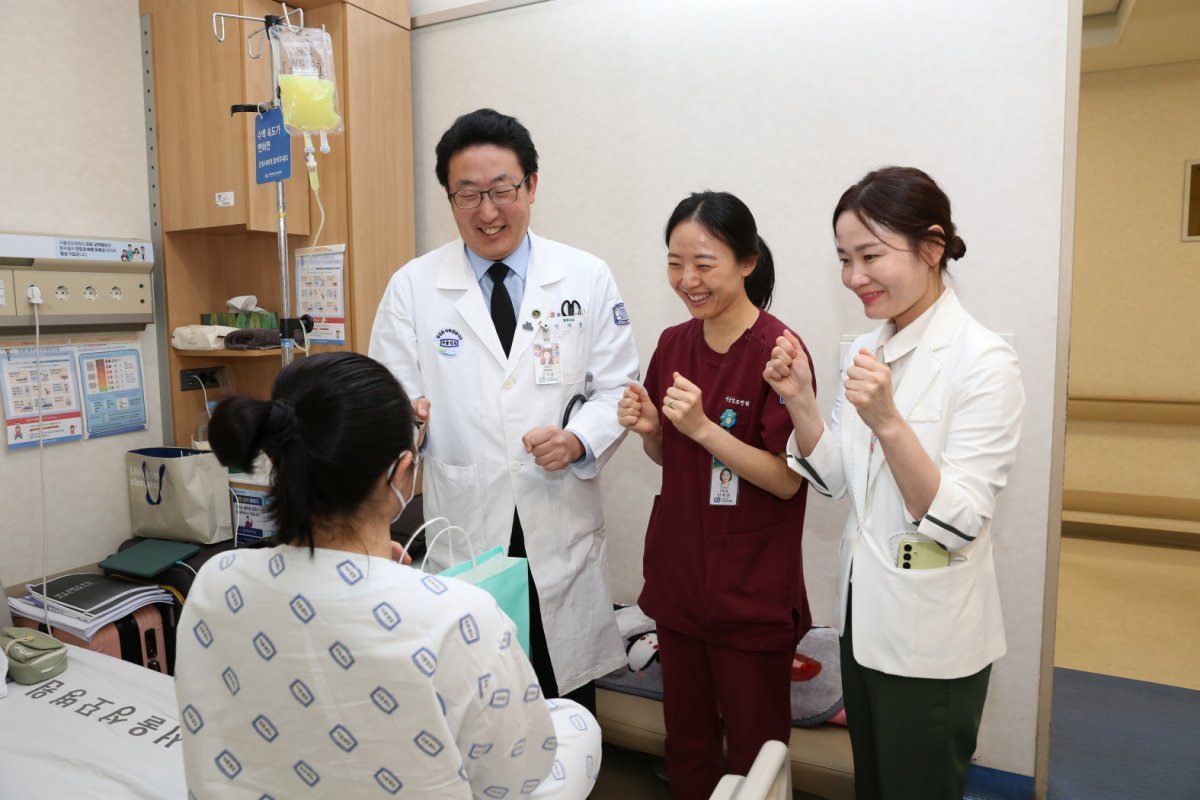 대학수학능력시험(수능) 하루 전인 13일 서울성모병원 의료진이 갑작스러운 혈액암 진단으로 입원 치료가 필요해 병원에서 시험을 치르게 된 가은 양을 응원하고 있다. 왼쪽부터 혈액내과 민기준 교수, 신지선 간호사, 윤선희 수간호사.      서울성모병원 제공