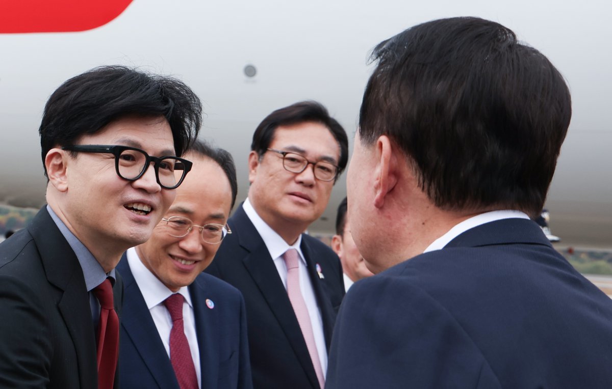 APEC 정상회의(페루)와 G20 정상회의(브라질) 참석차 출국하는 윤석열 대통령이 14일 경기 성남 서울공항에 도착해 국민의힘 한동훈 대표, 추경호 원내대표, 정진석 비서실장 등의 환송을 받고 있다. 2024.11.14 성남=뉴시스