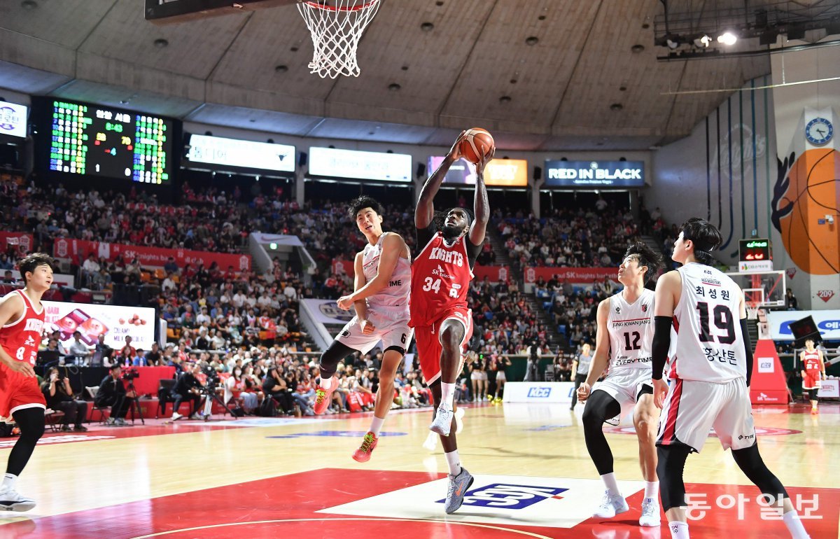 기회만 나면 앞뒤 안보고 속공을 주도하고 있는 자밀 워니(가운데). KBL 제공