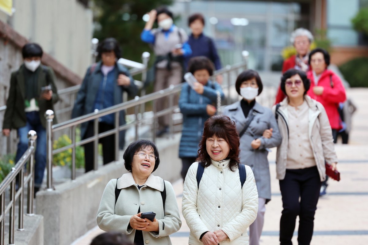 2025학년도 대학수학능력시험일인 14일 오후 서울시교육청 12지구 제22시험장인 서울 마포구 홍익대학교사범대학부속여자고등학교에서 일성여자중고등학교 수험생들이 시험장을 나서고 있다. 2024.11.14. 뉴스1