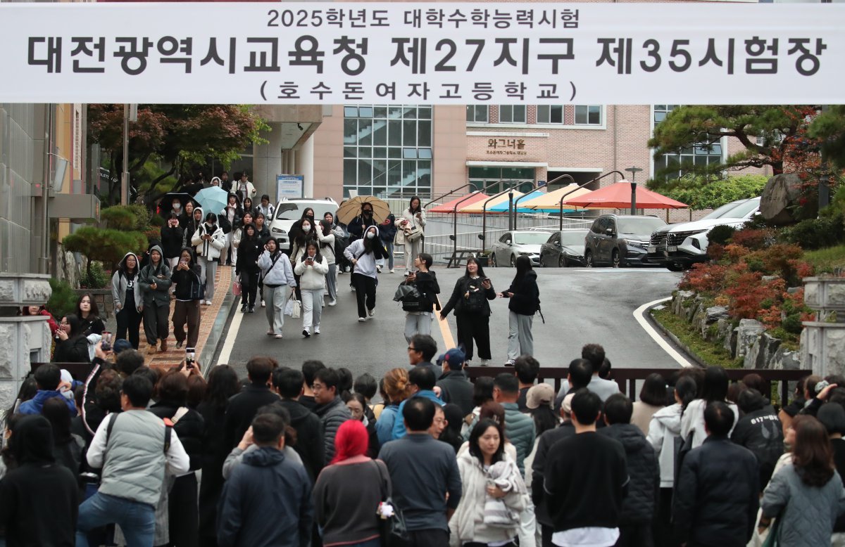 14일 대전시교육청 27지구 제35시험장인 대전 호수돈여고에서 대학수학능력시험을 마친 수험생들이 시험장을 나서고 있다. 뉴스1