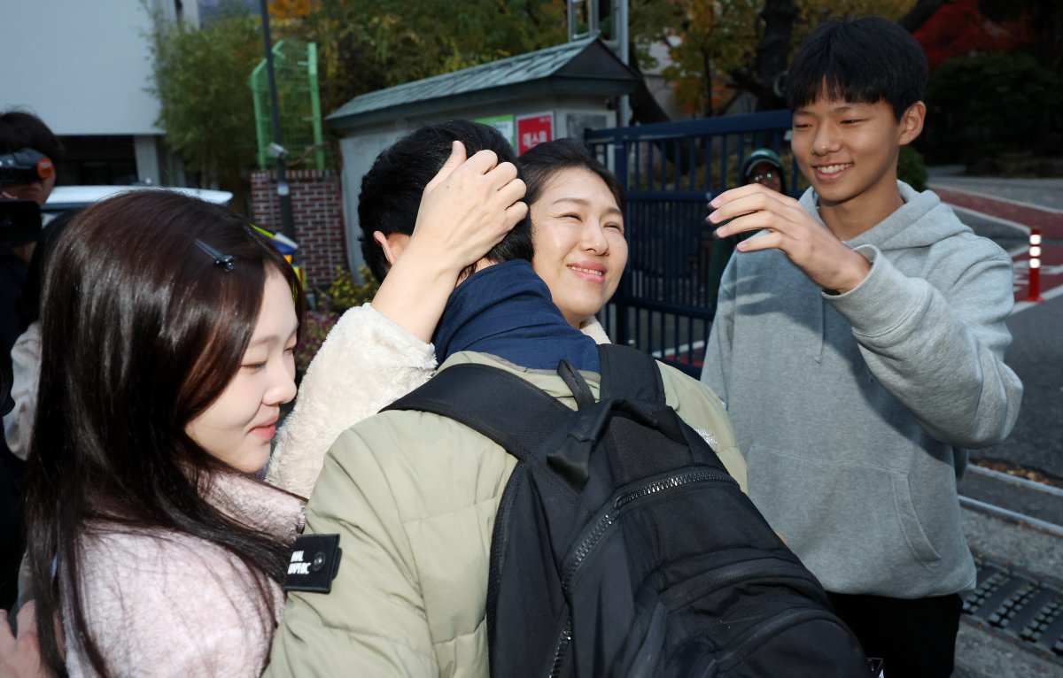 14일 오후 서울 종로구 경복고등학교에서 대학수학능력시험을 마친 수험생이 어머니와 포옹을 하고 있다. 2024.11.14 뉴시스