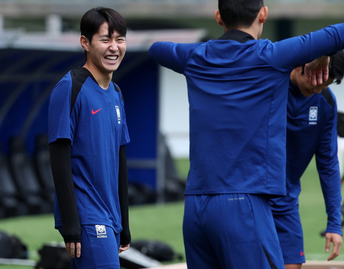 축구 대표팀 이강인이 13일 오후(현지시각) 쿠웨이트 자베르 알아흐마드 국제경기장에서 훈련을 하며 밝게 웃고 있다.  홍명보 감독이 이끄는 축구 대표팀은 14일 쿠웨이트 자베르 알아흐마드 국제경기장에서 쿠웨이트와 북중미 월드컵 아시아 3차 예선 B조 5차전을 치른다. 2024.11.14 쿠웨이트시티(쿠웨이트)=뉴시스