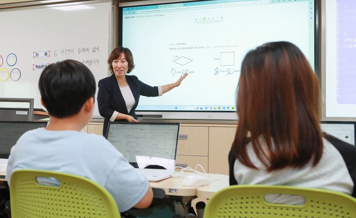 전북의 한 초등학교에서 스마트 칠판을 비롯한 노트북 등 스마트기기를 활용해 수업을 진행하고 있다. 전북도교육청은 지난해부터 초3∼고3 학생 스마트기기 보급 사업을 시작해 올해 사업을 마무리했다. 전북도교육청 제공