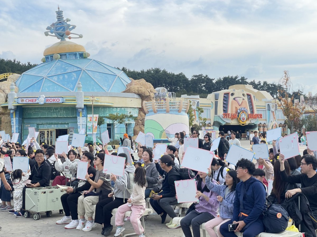 경남 창원시 마산로봇랜드 테마파크가 9일 하반기 들어 처음으로 일일 방문객 1만 명을 돌파했다. 사진은 9일 ㈜한화와 한화그룹 6개 계열사가 개최한 ‘한가족 화합 페스티벌’ 모습. 경남로봇랜드재단 제공