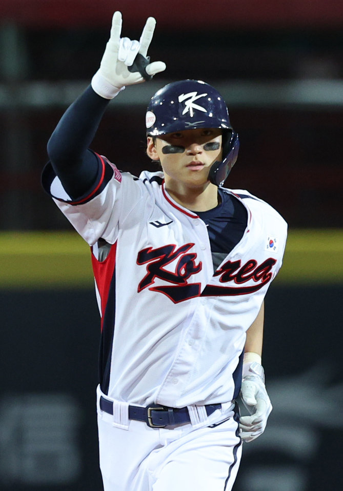 14일 세계야구소프트볼연맹(WBSC) 프리미어12 쿠바전 2회말 만루홈런을 쏘아올린 김도영. 김도영은 이날 2홈런 5타점 경기를 했다. 타이베이=뉴스1