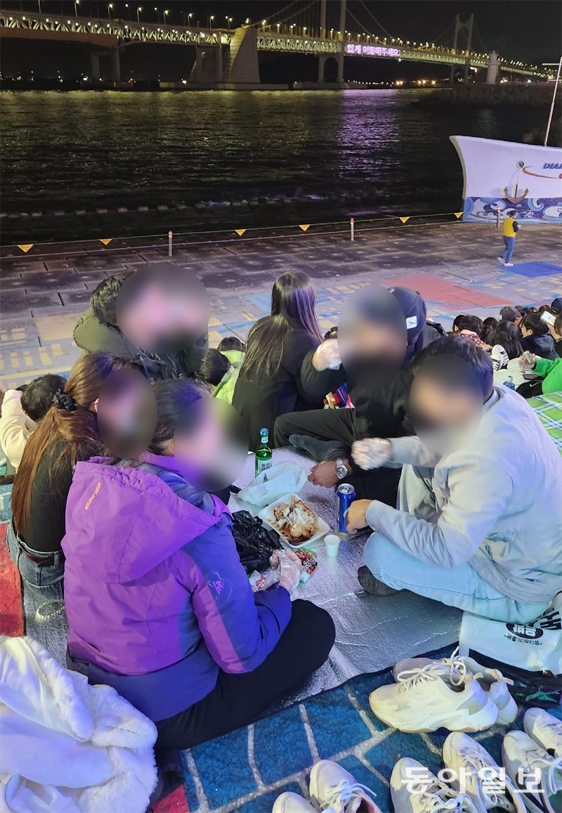 같은 날 부산 수영구 민락수변공원을 찾은 외국인들이 술을 마시고 있다. 이곳은 지난해 7월부터 금주구역으로 지정됐다. 김화영 기자 run@donga.com