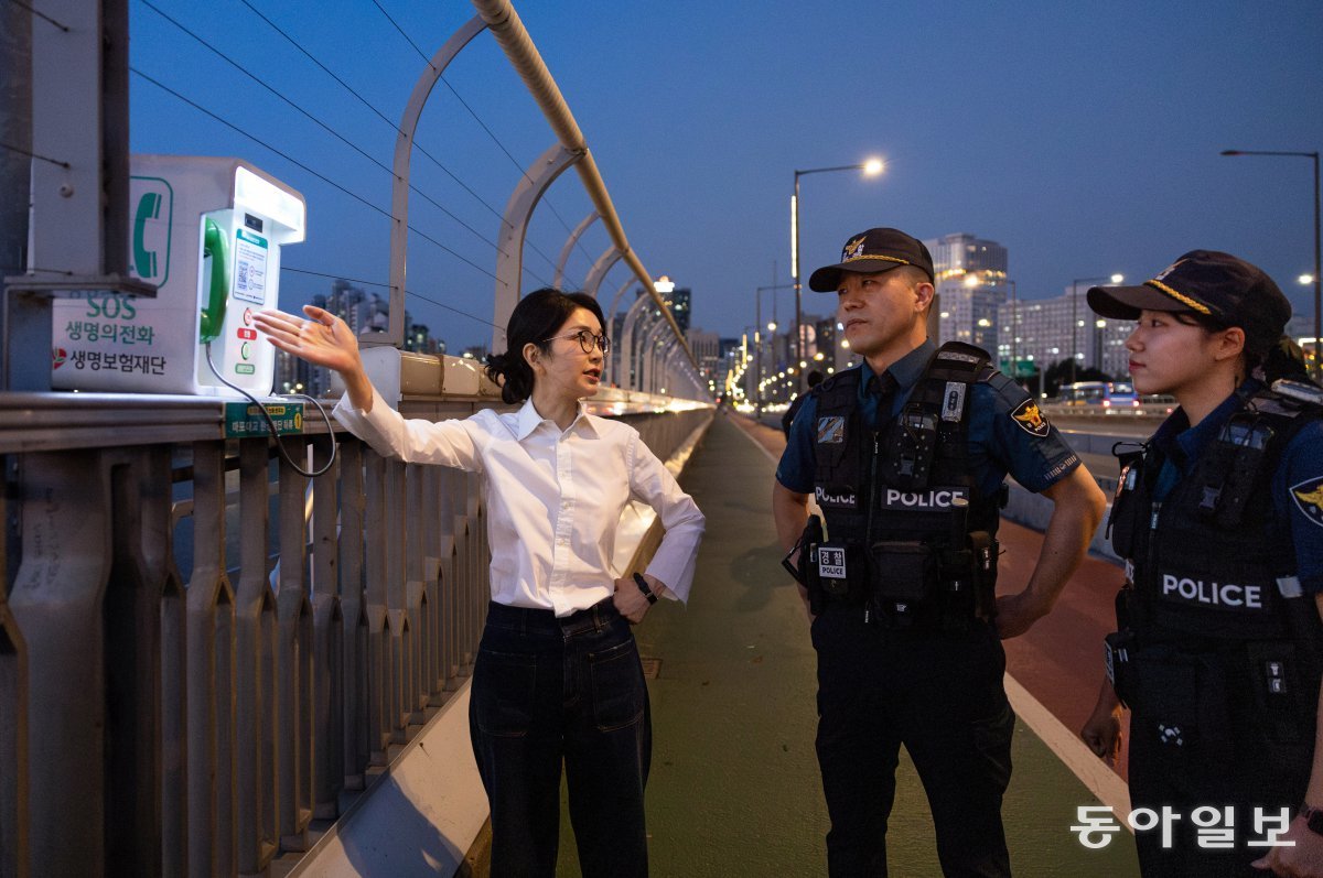 김건희 여사가 9월 10일 ‘세계 자살 예방의 날’에 서울 마포대교에서 경찰들에게 생명의 전화에 대한 설명을 듣고 있다. 대통령실이 제공한 이 사진이 공개되자 일부에서 “영부인이 대통령처럼 행동한다”는 비판이 나왔다. 대통령실 제공