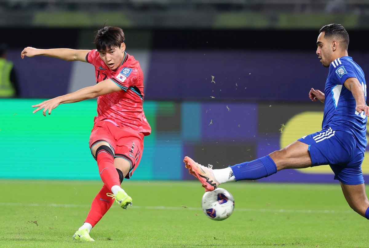 Bae Jun-ho (left) scores Korea's third goal with a right-footed shot in the 2026 North and Central America World Cup Asian 3rd qualifying round Group B 5th match against Kuwait, which ended on the 15th. Kuwait City=Newsis