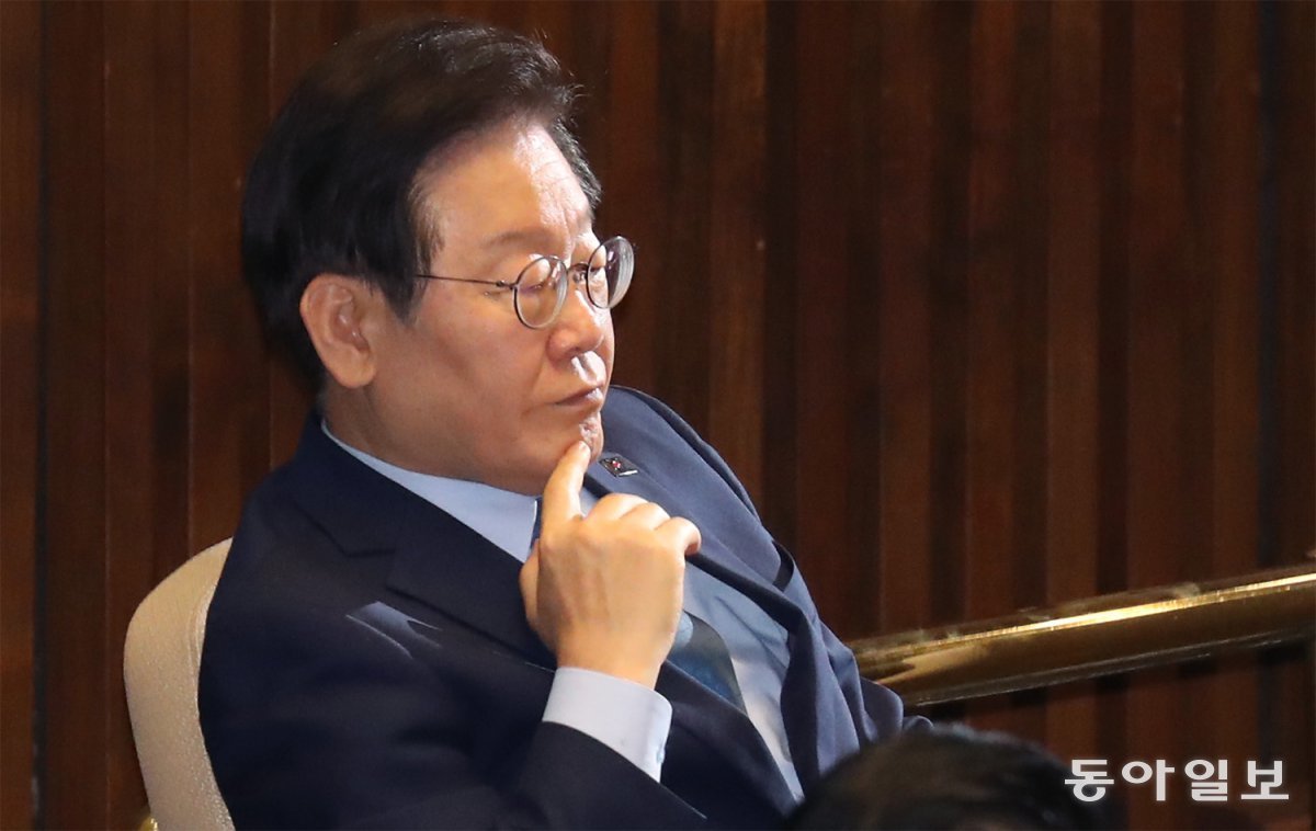 심각 더불어민주당 이재명 대표가 14일 오후 국회 본회의장에서 김건희 특검법 표결이 진행되는 도중 굳은 표정으로 앉아 있다. 이 대표는 15일 공직선거법 위반 혐의 1심 선고 공판을 앞두고 심정을 묻는 기자들의 질문에 답하지 않았다. 이훈구 기자 ufo@donga.com