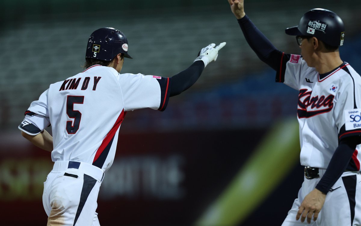 14일(현지시간) 오후 대만 타이베이시 톈무 야구장에서 열린 2024 WBSC 프리미어12 B조 예선 대한민국과 쿠바의 경기, 7회말 대한민국 공격 1사 상황에서 대한민국 김도영이 솔로홈런을 친 뒤 홈을 향해 달리고 있다. 2024.11.14 뉴스1